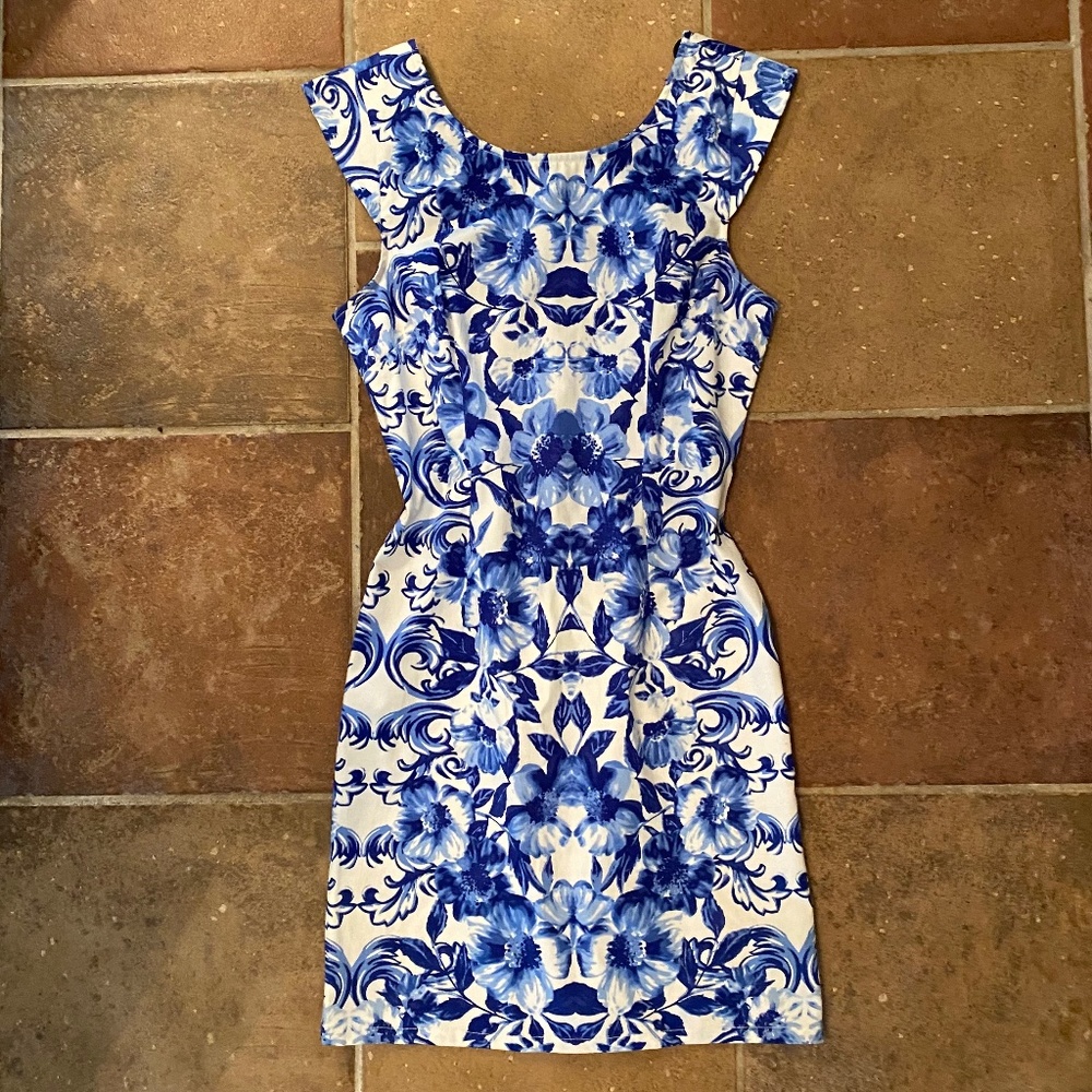*Final Sale Price/Buy Now* Forever21 Blue & white floral cap sleeve fitted dress